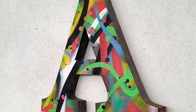 Objetos: pinturas, brinquedos, jogos, utilidades, sucata etc