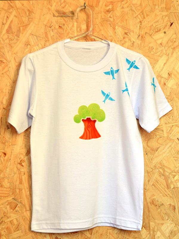 Árvore com peixes voadores. Camiseta aerografada por Vilmar Oliveira