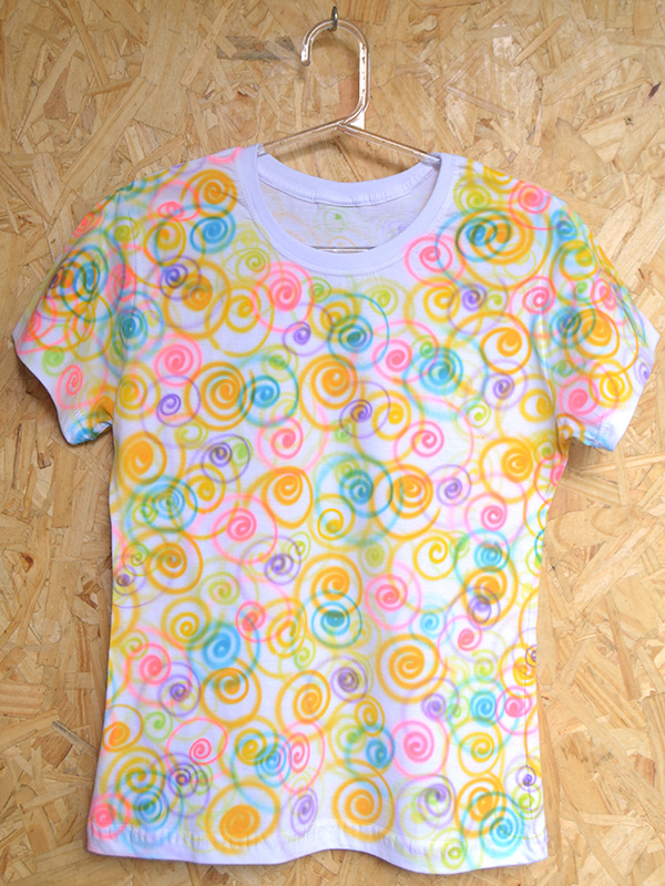 Caracóis coloridos. Camiseta aerografada por Vilmar Oliveira