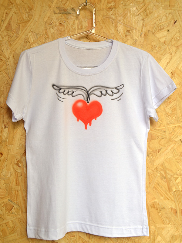 Coração alado. Camiseta aerografada por Vilmar Oliveira