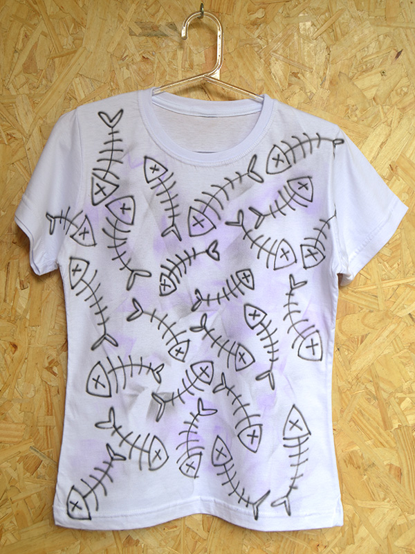 Espinhas de peixe. Camiseta aerografada por Vilmar Oliveira