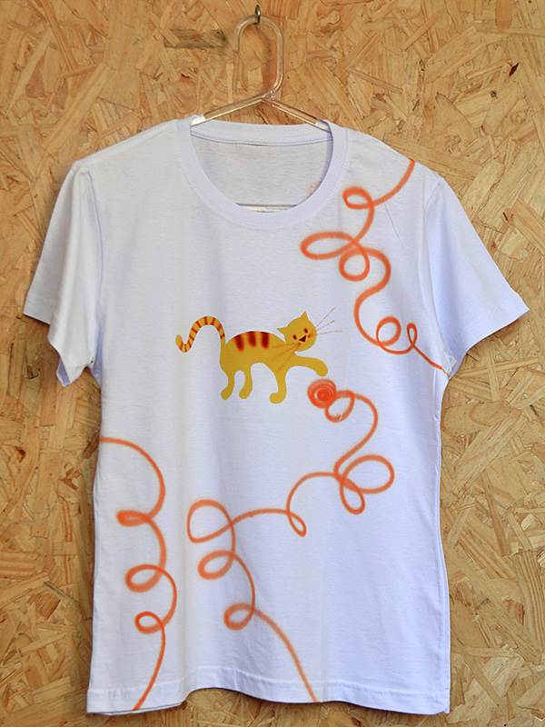 Gato com novelo. Camiseta aerografada por Vilmar Oliveira