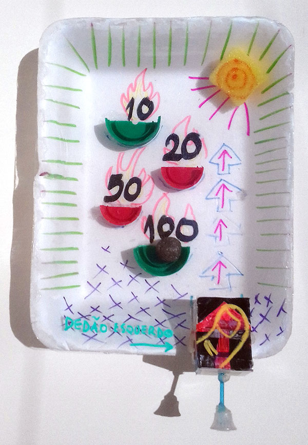 Minigame em bandeja de isopor feito por alunxs da escola Amorim Lima nas oficinas Festa das Prendas 2019 com a participação de voluntários e a comunidade escolar