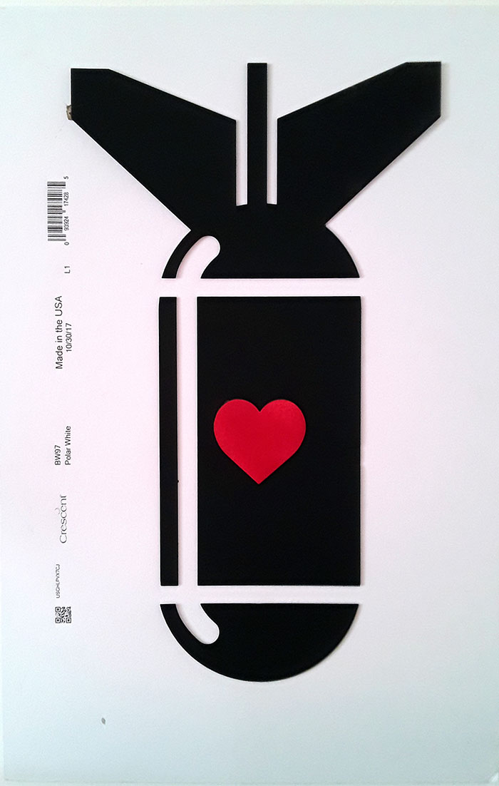 LOVE BOMB. Papel cartão + spray. 26,5 X 40,5 X 0,2 (cm)