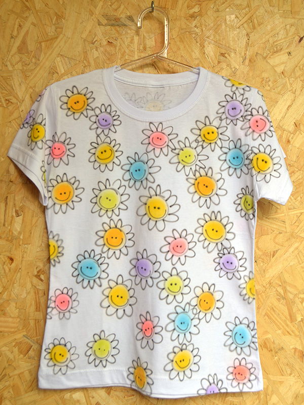 Margaridas Smile. Camiseta aerografada por Vilmar Oliveira