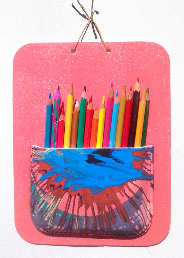 Porta treco com bandejas de isopor feito por alunxs da escola Amorim Lima nas oficinas Festa das Prendas 2019 com a participação de voluntários e a comunidade escolar