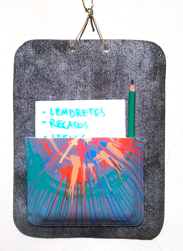 Porta treco com bandejas de isopor feito por alunxs da escola Amorim Lima nas oficinas Festa das Prendas 2019 com a participação de voluntários e a comunidade escolar