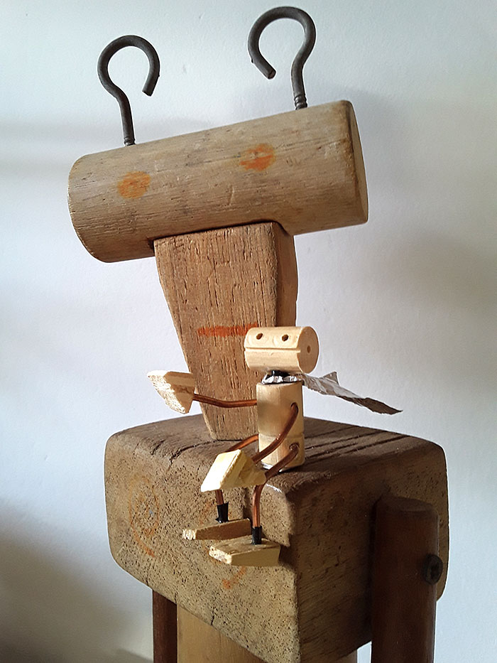 boneco de madeira