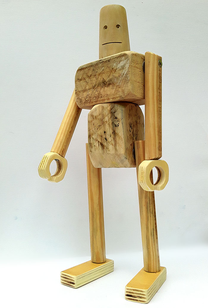 boneco de madeira