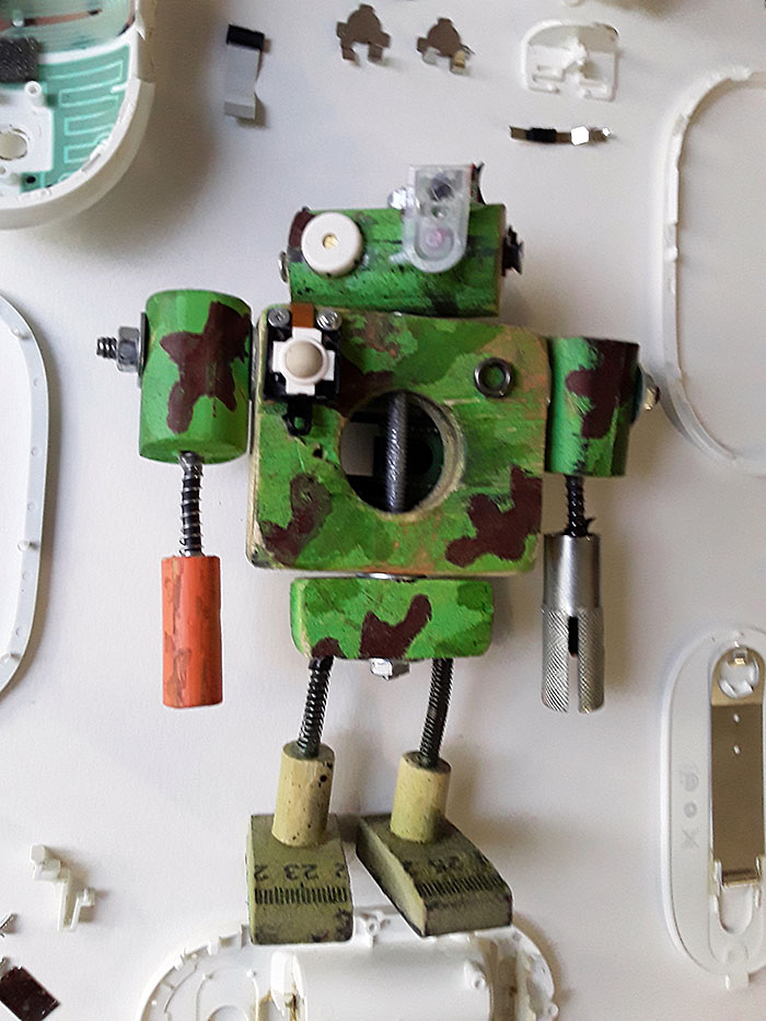 boneco de madeira